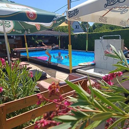 פוניארצוושהג' Janika Pension מראה חיצוני תמונה